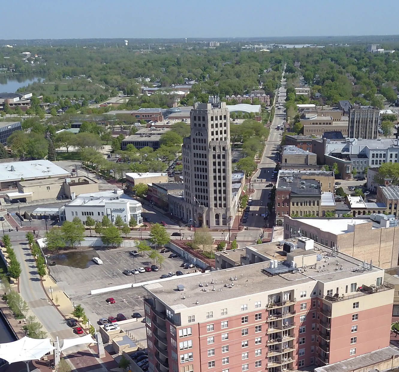 Brian Hill/bhill@dailyherald.com Drone footage of Elgin looking north along S. Riverside Dr. 