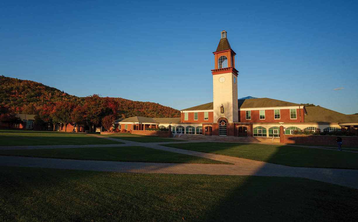 Campus scenes on the Quinnipiac Mount Carmel Campus quad, Thursday, Oct. 20, 2022.