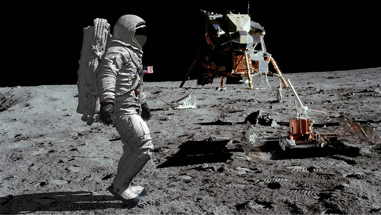 3D rendering  Astronaut walking on the moon  CG Animation  Elements of this image furnished by NASA  https:  www flickr com photos projectapolloarchive 21473302379 